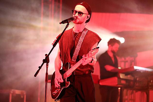 Koncert na scenie w czerwonym świetle podczas Jarmarku św. Jakuba.