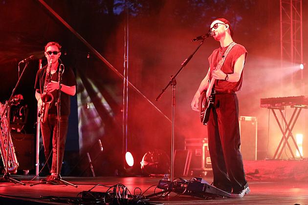 Koncert na scenie w czerwonym oświetleniu podczas Jarmarku św. Jakuba.