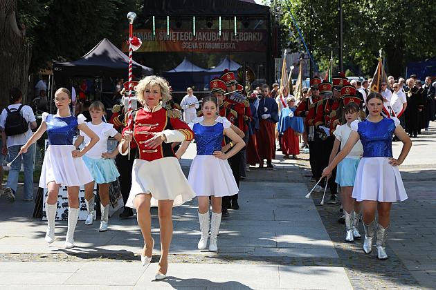 Mażoretki prowadzące uroczystą paradę podczas Jarmarku św. Jakuba.