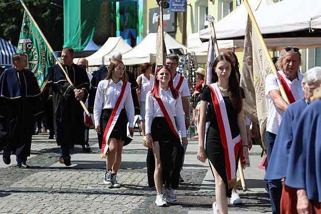 Uroczysty pochód z pocztami sztandarowymi podczas Jarmarku św. Jakuba.