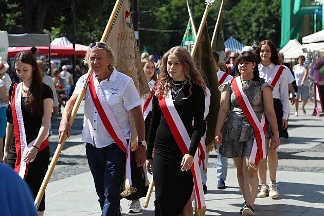 Uroczysty pochód z pocztami sztandarowymi na Jarmarku św. Jakuba.