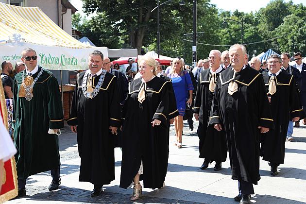 Uroczysty pochód cechowy w czarnych togach na Jarmarku świętego Jakuba.
