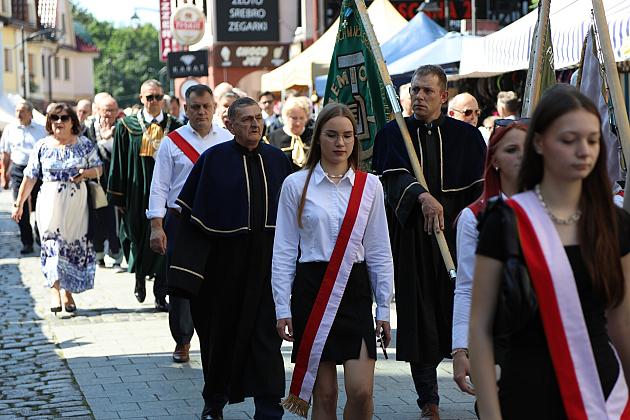 Uroczysty pochód z pocztami sztandarowymi podczas Jarmarku św. Jakuba.