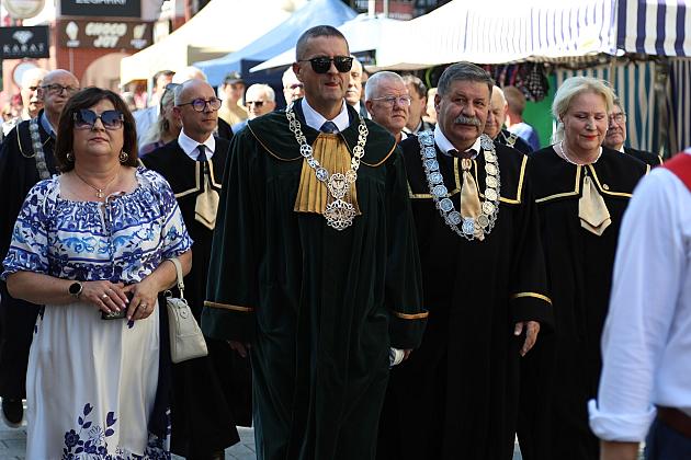 Uroczysty pochód oficjeli i rzemieślników podczas Jarmarku św. Jakuba.