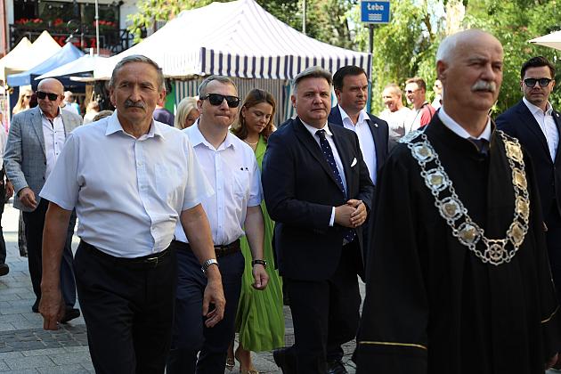Uroczysty pochód przedstawicieli władz miasta podczas Jarmarku św. Jakuba.