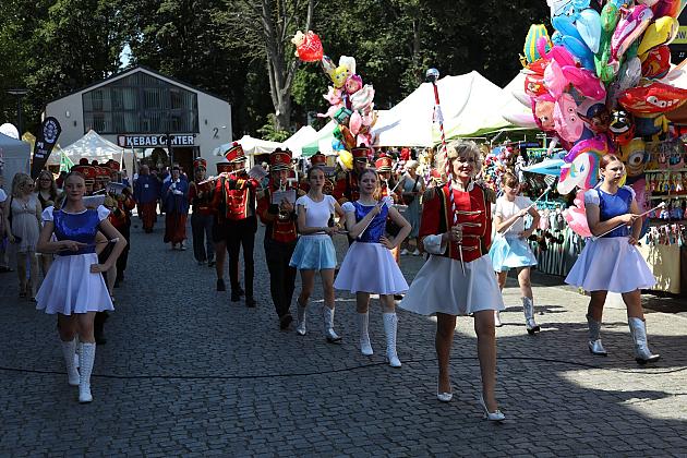 Parada mażoretek podczas Jarmarku św. Jakuba.