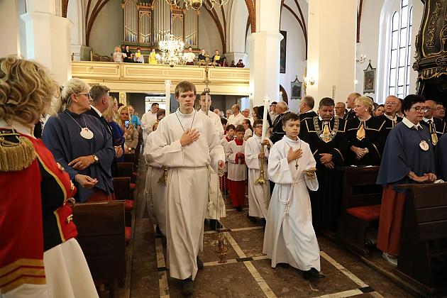 Uroczysta procesja liturgiczna w kościele podczas obchodów Dni Jakubowych.