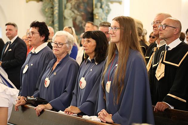 Członkowie Bractwa św. Jakuba w niebieskich pelerynach podczas mszy.