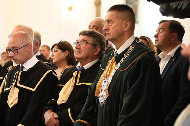 Uczestnicy w ceremonialnych togach i łańcuchach podczas Jarmarku św. Jakuba.
