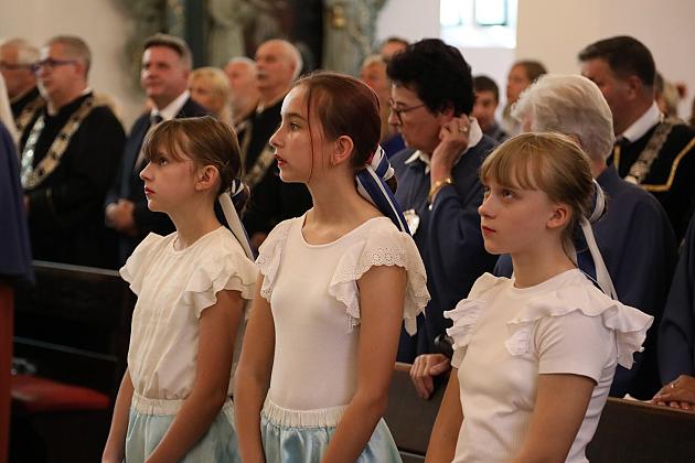 Dziewczynki w białych strojach podczas mszy świętej w trakcie Dni Jakubowych.