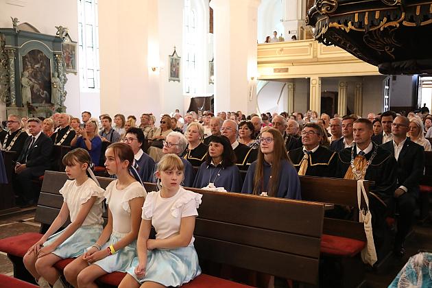Ludzie zgromadzeni w kościele podczas obchodów Dni Jakubowych.
