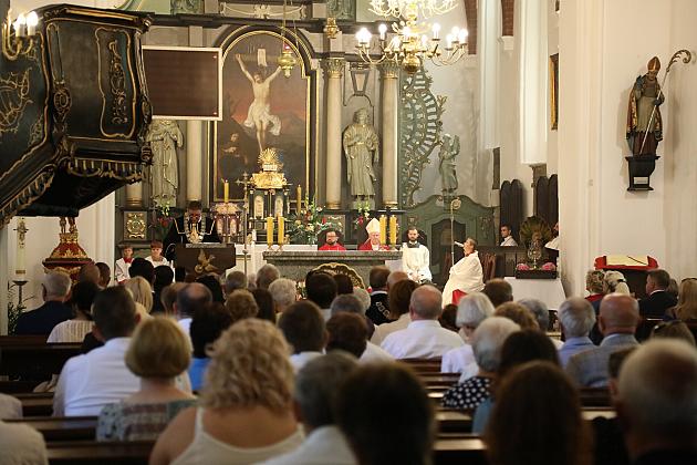 Wierni zgromadzeni w kościele podczas mszy świętej.