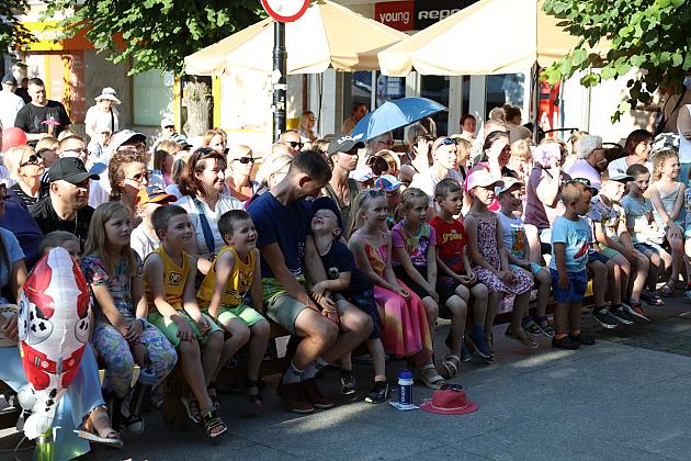 Widzowie zgromadzeni na plenerowym wydarzeniu podczas Jarmarku św. Jakuba.