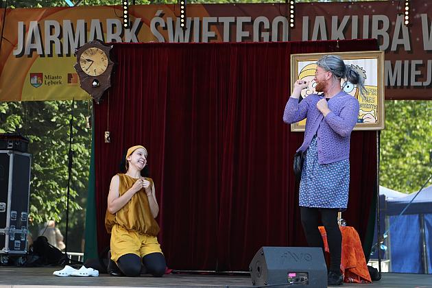 Występ teatralny na scenie podczas Jarmarku Świętego Jakuba.