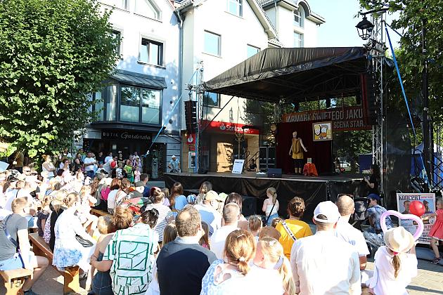 Tłum ludzi bawi się przed sceną na Jarmarku św. Jakuba.