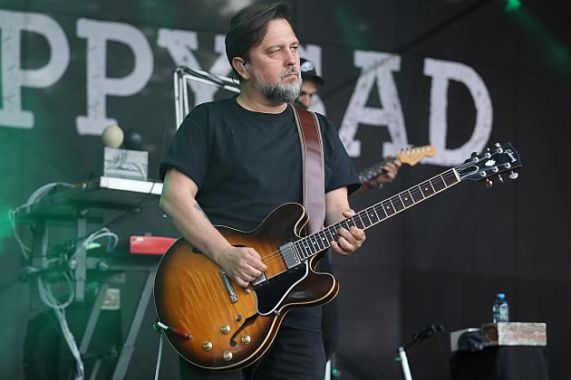 Gitarzysta zespołu Happysad gra na scenie podczas Jarmarku św. Jakuba.