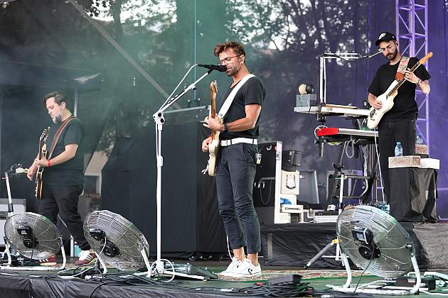 Zespół muzyczny gra koncert na scenie podczas Jarmarku św. Jakuba.
