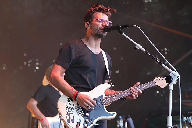 Gitarzysta i wokalista występujący na koncercie podczas Jarmarku św. Jakuba.