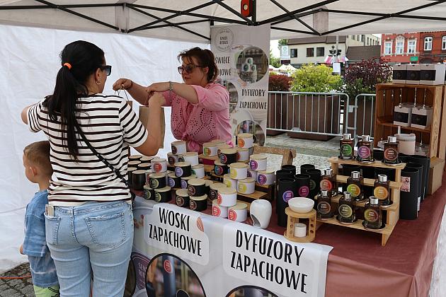 Kobieta kupująca regionalne produkty na stoisku Jarmarku św. Jakuba.