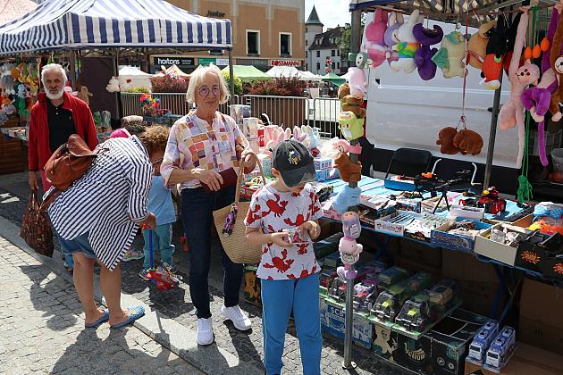 Ludzie odwiedzają stoiska handlowe na Jarmarku św. Jakuba.