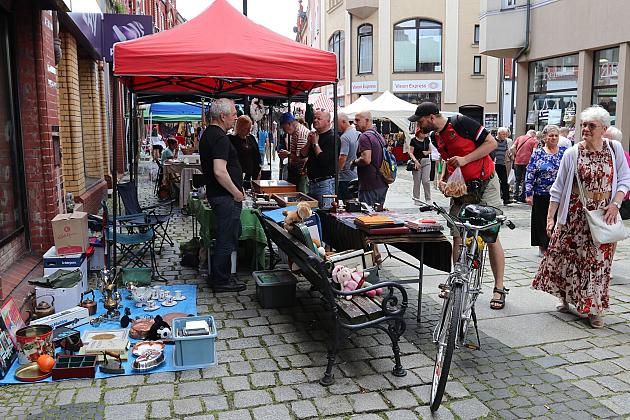 Ludzie spacerujący pośród stoisk na Jarmarku św. Jakuba.