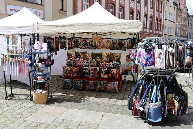 Stoiska handlowe z torbami i ubraniami na Jarmarku św. Jakuba.