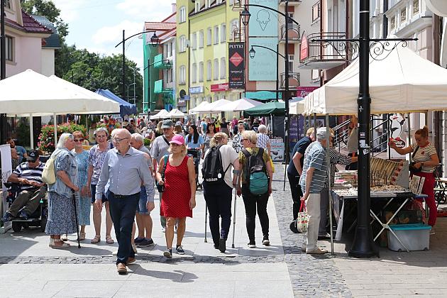 Tłum ludzi spaceruje wśród kramów podczas Jarmarku św. Jakuba.