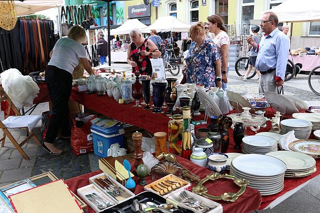 Stoiska z różnorodnymi produktami i odwiedzający na Jarmarku św. Jakuba.